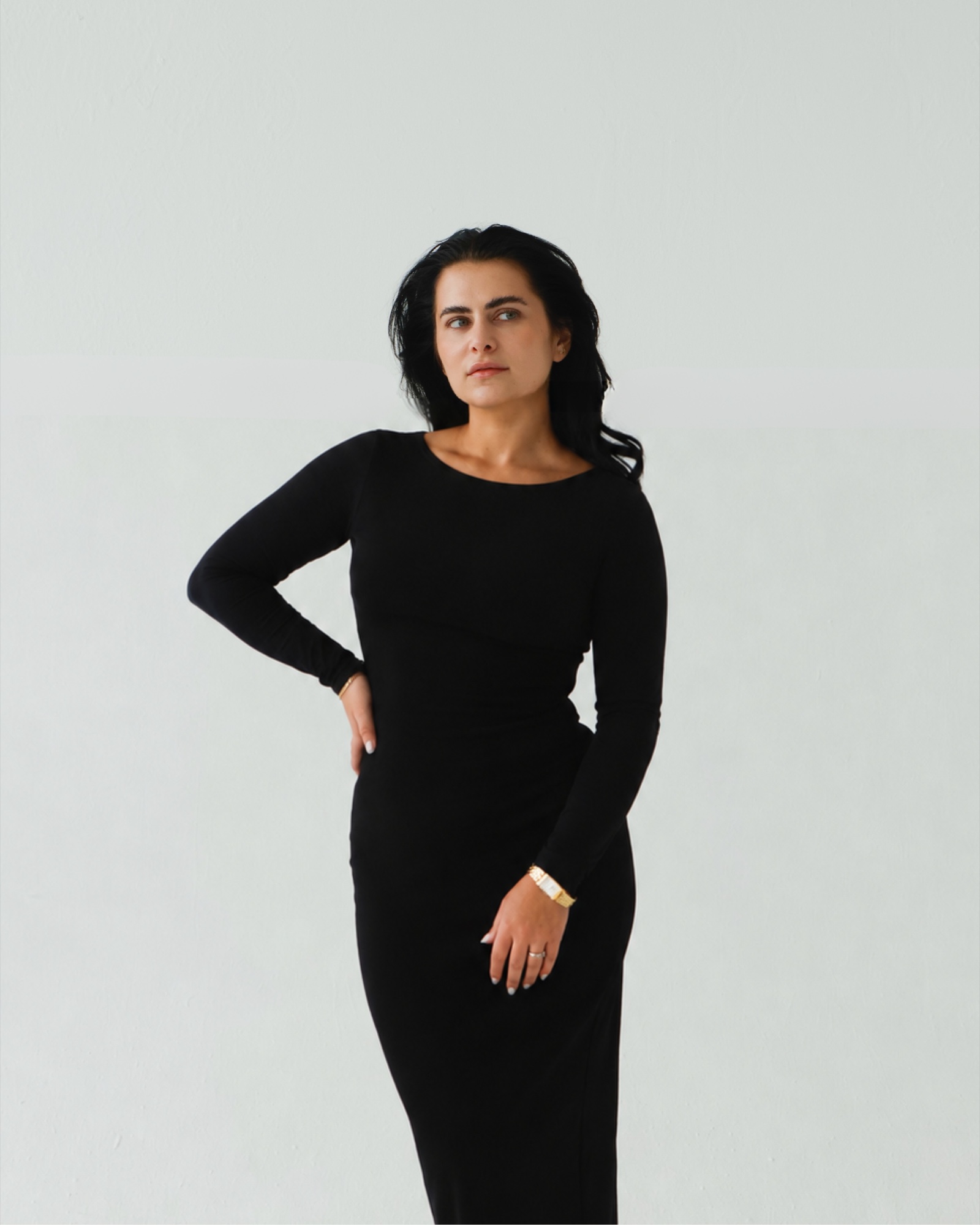 Alissa Smajilovic im schwarzen Kleid, Blick zur Seite